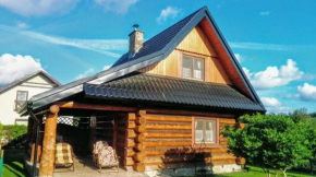 Holzhütte mit überdachter Terrasse und Garten Kopalino